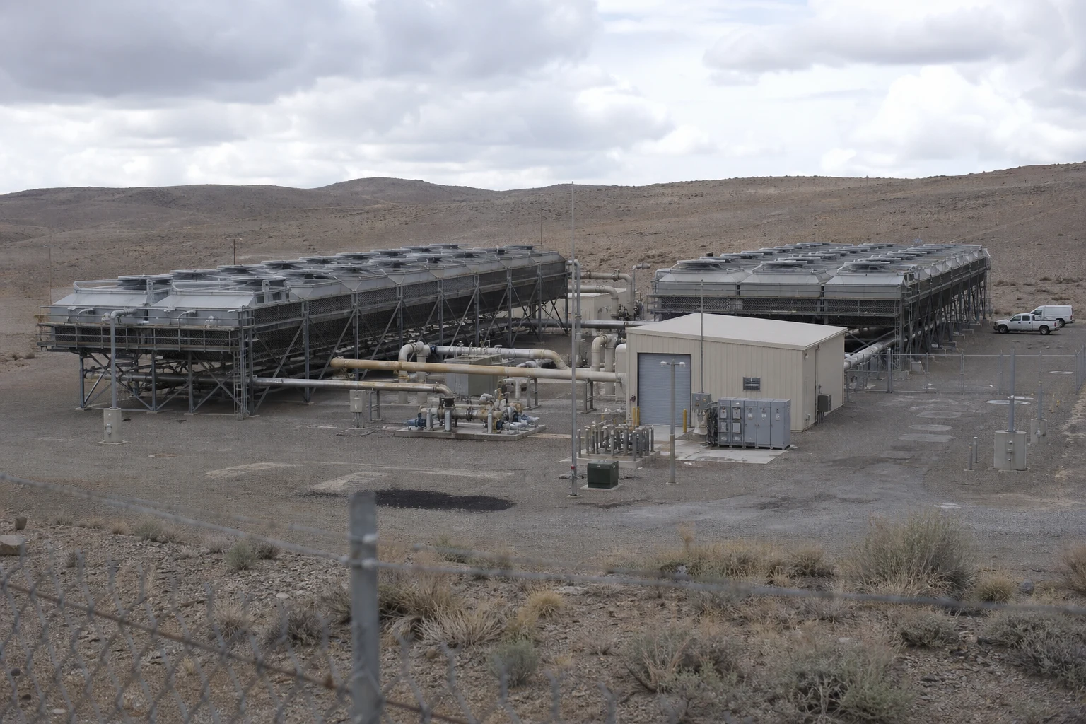 Geothermal power facility with air-cooled condensers, process piping and electrical infrastructure